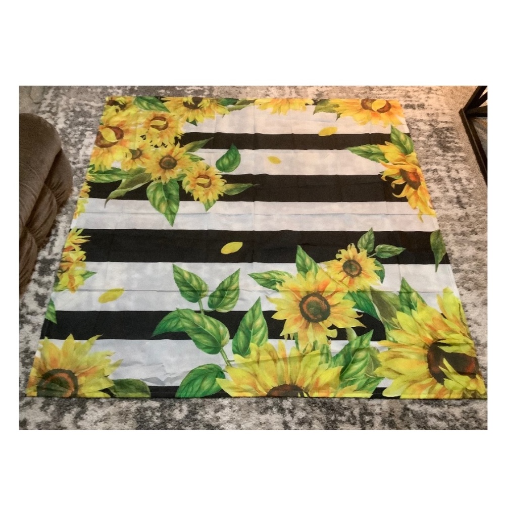 New in package Sunflower shower set,  4 pc set plus shower hooks.
